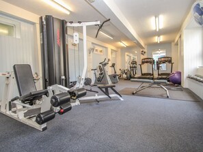 A gym with various exercise equipment, including a bench press, dumbbells, and treadmills. - Valley Lodge 33 (Gunnislake)