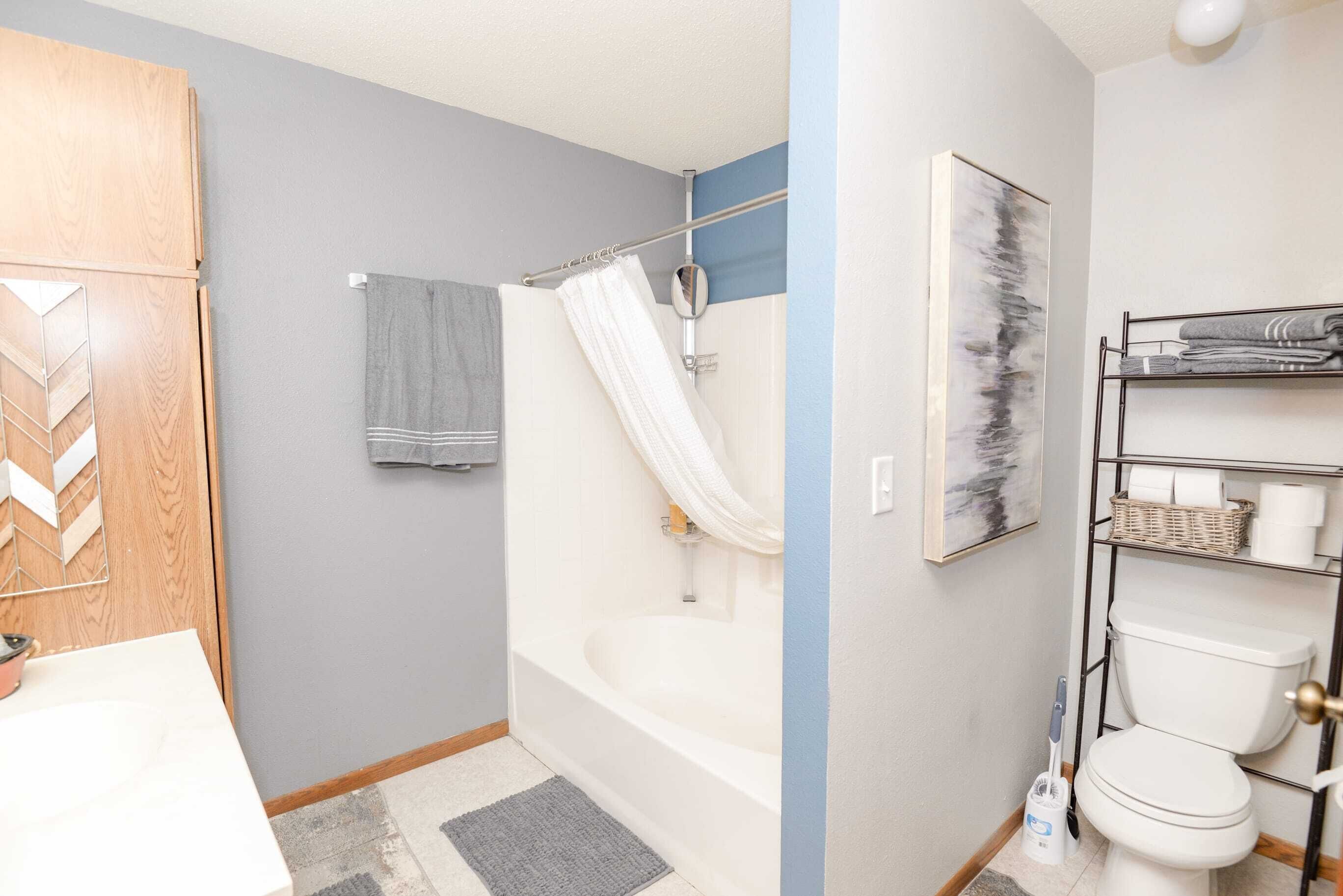 Baignoire, sèche-cheveux, serviettes fournies