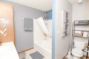 Tina, secadora de cabello, toallas 