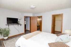 3 habitaciones, tabla de planchar con plancha, wifi y ropa de cama 