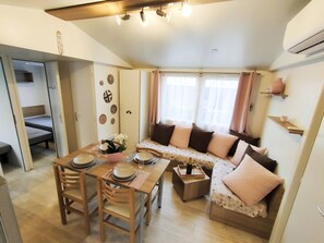 Interior - The Mobil Home du BONHEUR (Gastes)
