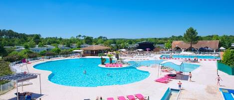 Alberca techada y alberca al aire libre