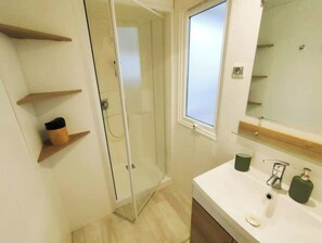 Shower, hair dryer, toilet paper - The Mobil Home du BONHEUR (Gastes)