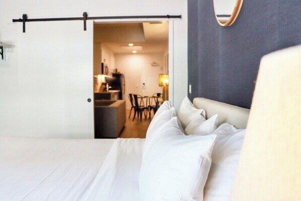 1 habitación, tabla de planchar con plancha y cuna de viaje 