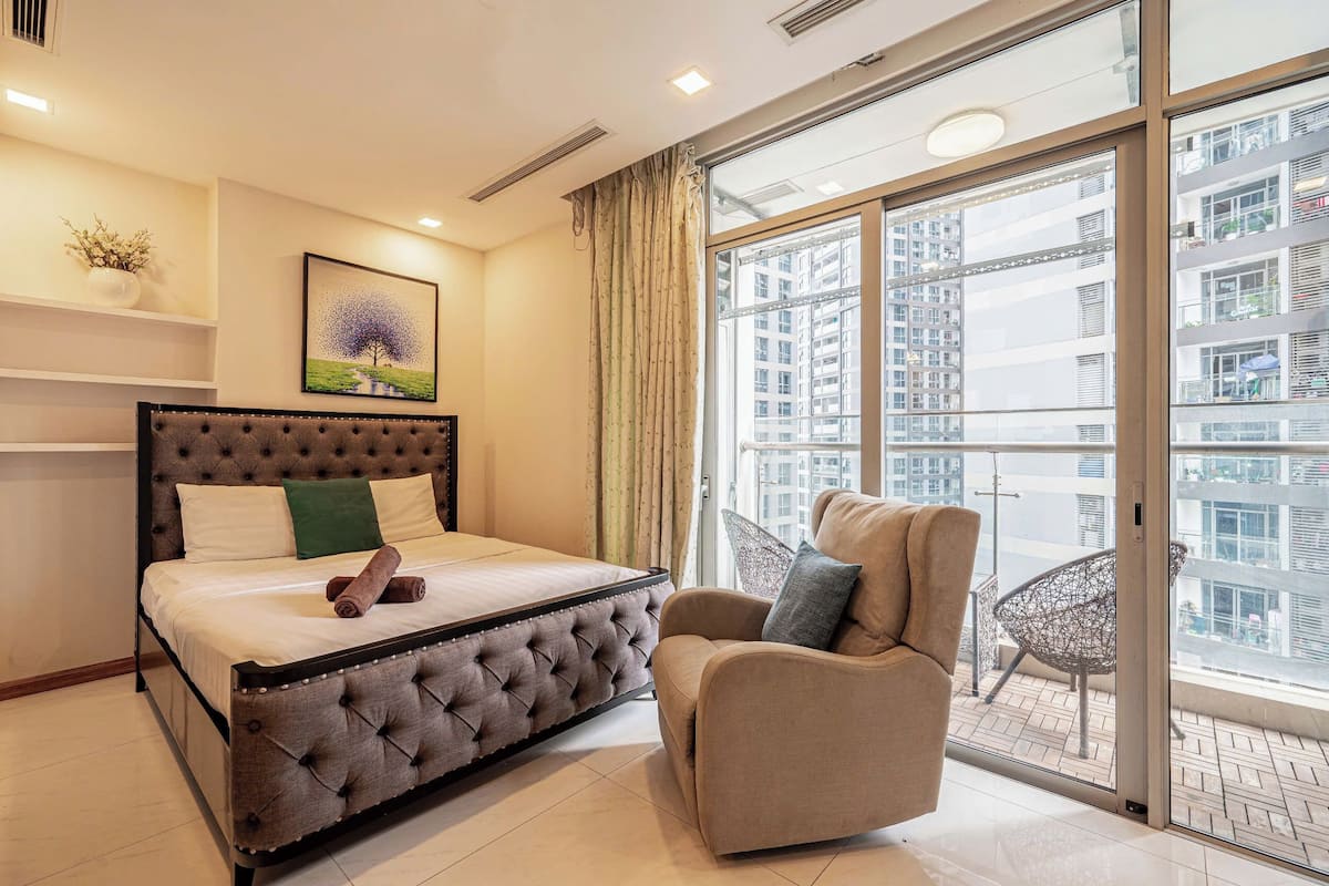 1 bedroom, desk, blackout curtains, soundproofing