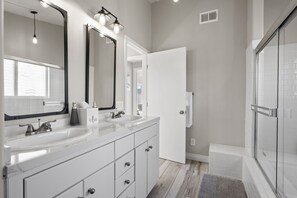Combined shower/tub, hair dryer, towels