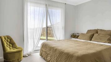 4 bedrooms, iron/ironing board, WiFi