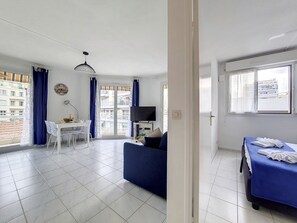 1 chambre, fer et planche à repasser