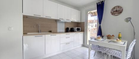 ثلاجة، ميكروويف، غسالة أطباق، ماكينة لصنع القهوة/الشاي