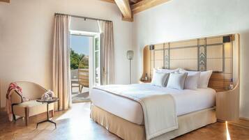 Kamar Keluarga | Minibar, brankas, didekorasi berbeda-beda, dan meja kerja