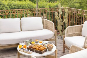 Petit déjeuner buffet (35 EUR par personne)