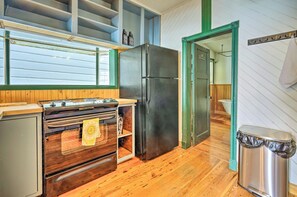 Réfrigérateur, micro-ondes, plaque de cuisson, lave-vaisselle