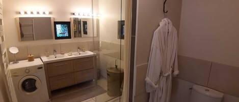 Douche, séchoir à cheveux, serviettes fournies