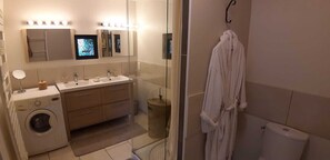 Een douche, een haardroger, handdoeken