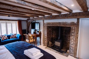 Superior Double Room | Hypo-allergenic bedding, individually furnished, iron/ironing board - The Print House (Tenterden)