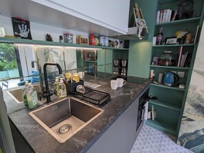 Kühlschrank, Mikrowelle, Ofen, Wasserkocher mit Kaffee-/Teezubehör