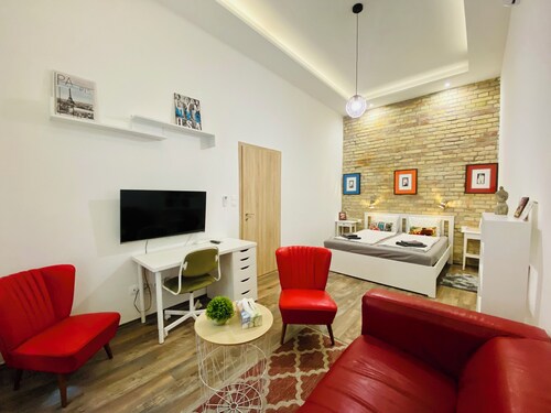 Peaceful central studio with A/C - Brick House