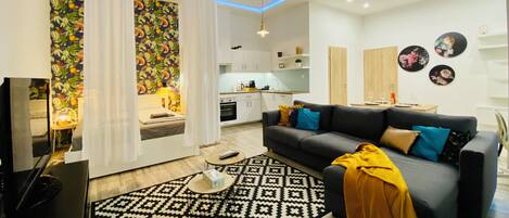 Un salon moderne avec un canapé, une table basse et un tapis à motifs.