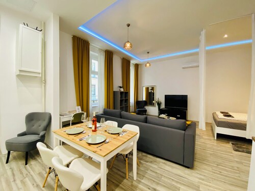 Chic Luxury Central Studio with A/C - Tropical House