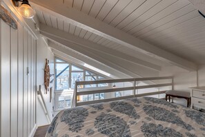 2 bedrooms, travel cot, WiFi, bed sheets