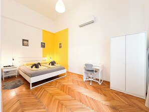 1 Schlafzimmer, Schreibtisch, Bügeleisen/Bügelbrett, Reisekinderbett