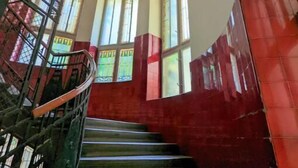 A staircase with a metal handrail and a curved ceiling. - Large Peaceful 1BR Central Apt A/C - Yellow House (Budapest)