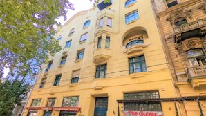 A yellow building with a sign reading "The Gulvas." - Large Peaceful 1BR Central Apt A/C - Yellow House (Budapest)