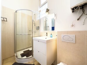 Sèche-cheveux, serviettes fournies, savon, shampoing