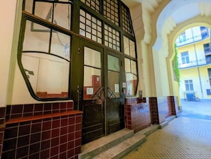 Exterior detail - Charming 1BR Condo with A/C in Central Budapest - Skyline House (Budapest)