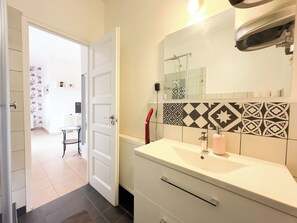 淋浴设施、吹风机、毛巾、肥皂