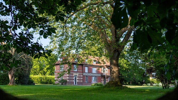 A two-story building with a symmetrical facade, large windows, and a central entrance. - In the heart of the Pays d'Auge, charming little house... (Livarot-Pays-d'Auge)