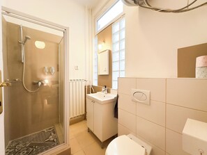 Douche, sèche-cheveux, serviettes fournies, savon