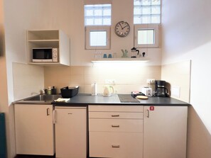 Micro-ondes, plaque de cuisson, cafetière/bouilloire