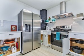 Réfrigérateur, micro-ondes, four, plaque de cuisson