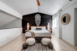 2 bedrooms, desk, iron/ironing board, travel crib - Havana Cabana- Close to Beach & Restaurants (St. Augustine)