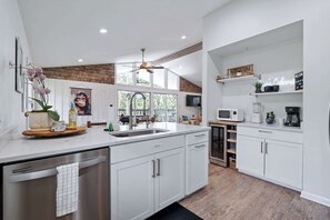 Fridge, microwave, stovetop, dishwasher