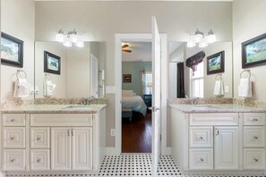 3 habitaciones, escritorio y tabla de planchar con plancha 