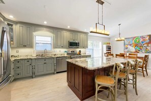 冷蔵庫、電子レンジ、オーブン、コンロ