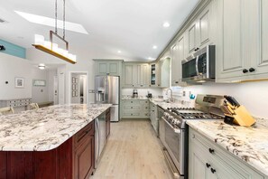 冷蔵庫、電子レンジ、オーブン、コンロ