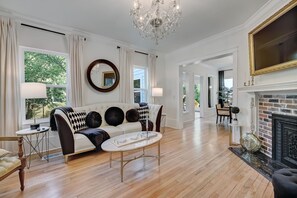 テレビ、暖炉、書斎 / ワークスペース