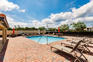 Outdoor pool - 3 King Bd ~ The Hive ~Pool-Bikes-Beach-Baby-Golf Supplies-Walk to Dining & Shops (Cape Coral)