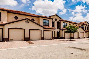 Exterior - 3 King Bd ~ The Hive ~Pool-Bikes-Beach-Baby-Golf Supplies-Walk to Dining & Shops (Cape Coral)