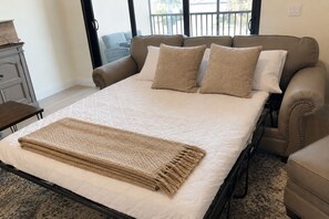 3 habitaciones, escritorio y tabla de planchar con plancha 