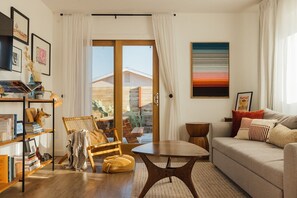 Smart TV, books, music library, stereo - Cozy Desert Oasis with Hot Tub and Pool (Joshua Tree)
