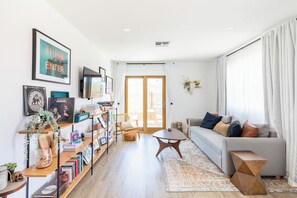 Smart-TV, Bücher, Musikbibliothek, Stereoanlage