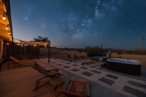 Terrace/patio - Cozy Desert Oasis with Hot Tub and Pool (Joshua Tree)