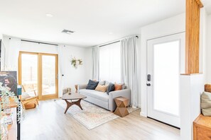 Smart-TV, Bücher, Musikbibliothek, Stereoanlage