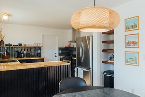 Fridge, microwave, oven, stovetop - Cozy Desert Oasis with Hot Tub and Pool (Joshua Tree)
