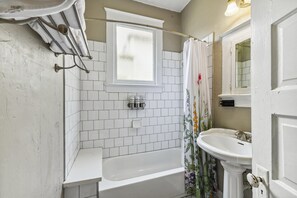 Shower, hair dryer, towels - Uptown double near shopping, restaurants and bars! (New Orleans)