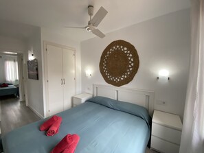 2 bedrooms, iron/ironing board, travel cot, free WiFi - Apartment with swimming pool and near the beach (Arenal d'en Castell)